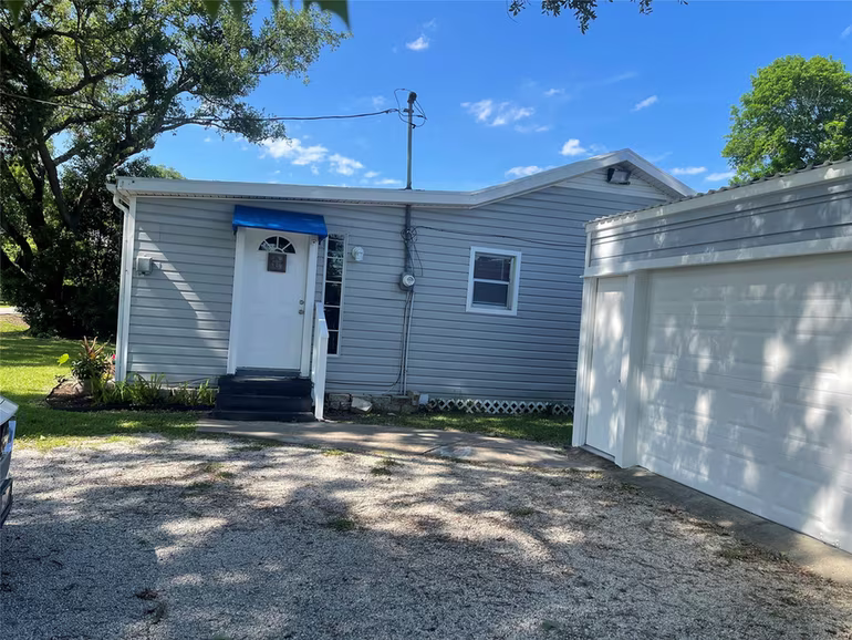Photo 4 of 218 N Ormsby Street, Alvin, TX