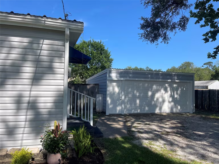 Photo 5 of 218 N Ormsby Street, Alvin, TX