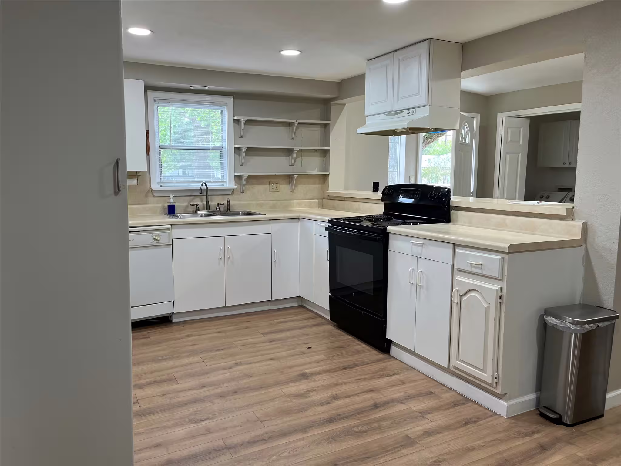 Photo 6 of 218 N Ormsby Street, Alvin, TX