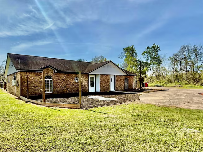 Photo 2 of 4183 County Road 571, West Columbia, TX
