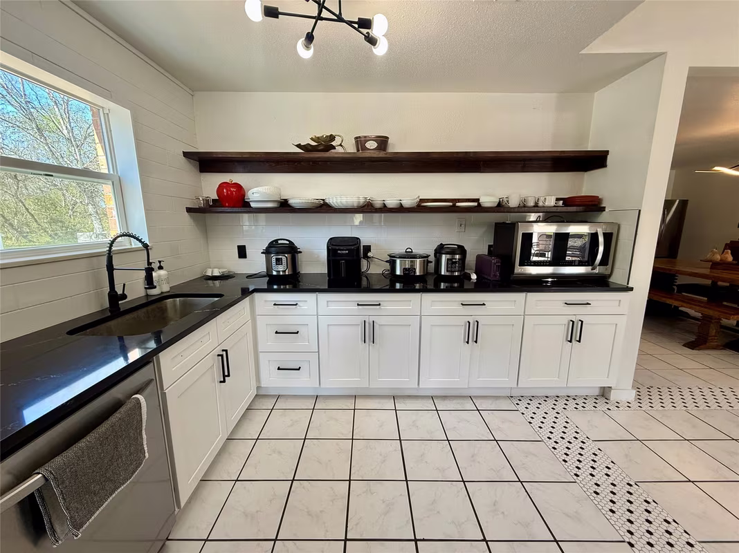 Photo 4 of 4183 County Road 571, West Columbia, TX