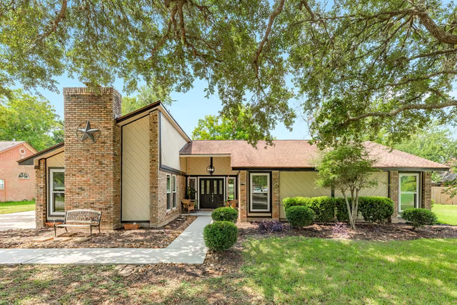 Photo of 54 Royal Oak Circle, Lake Jackson, TX 77566