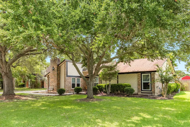 Photo 2 of 54 Royal Oak Circle, Lake Jackson, TX