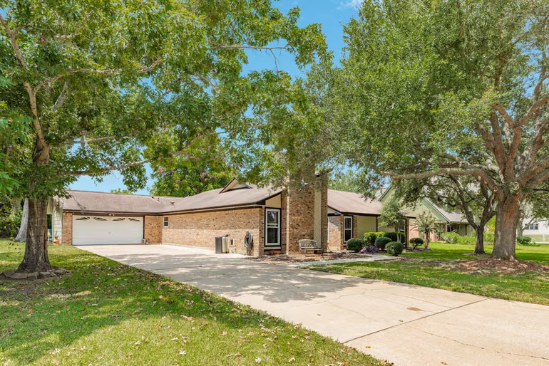 Photo 3 of 54 Royal Oak Circle, Lake Jackson, TX