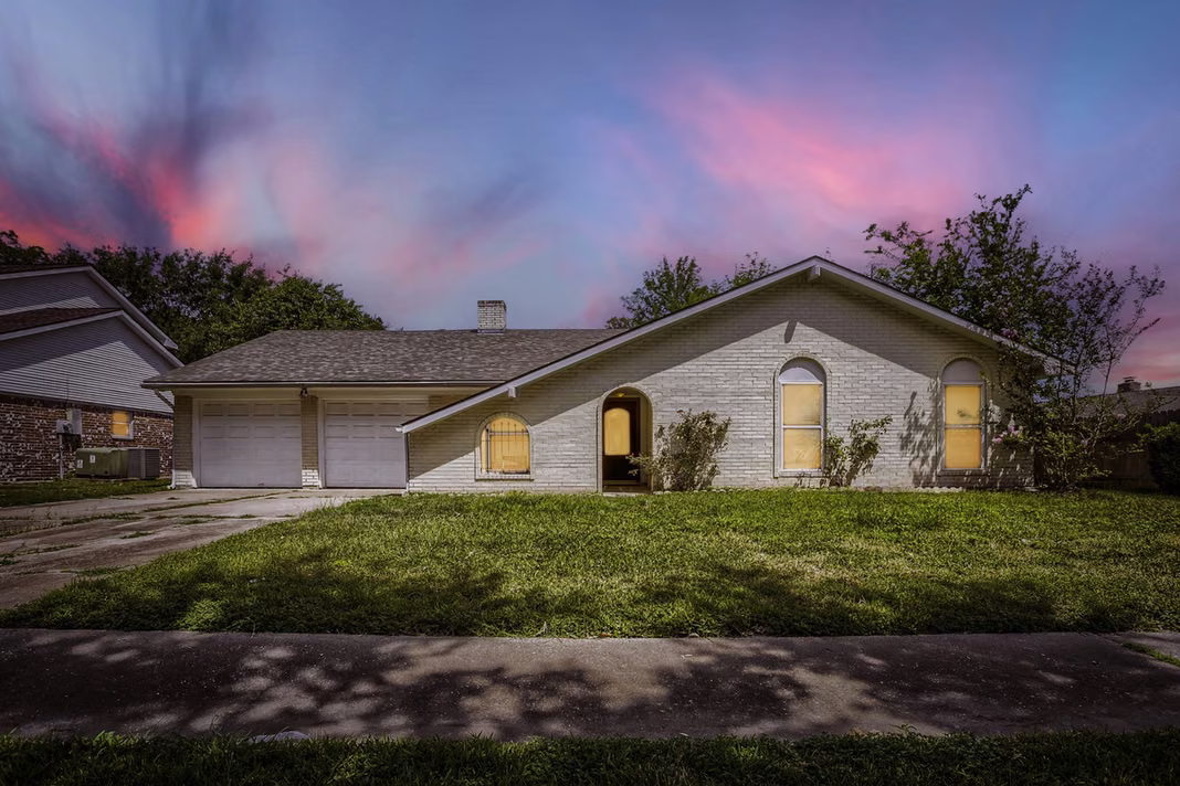 Photo 7 of 9610 S Hanworth Drive, Houston, TX