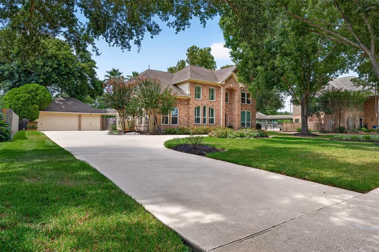 Photo 3 of 412 Melodywood Drive, Friendswood, TX
