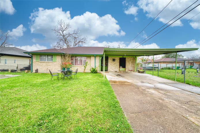Photo 2 of 4931 Mercedes Lane, Houston, TX
