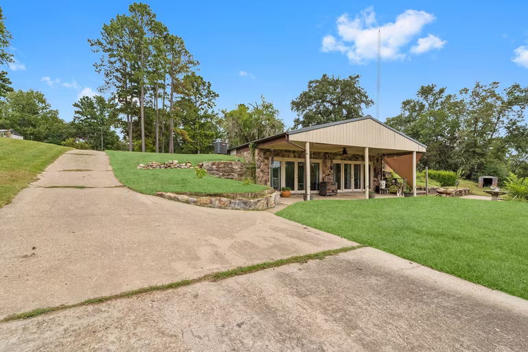 Photo 2 of 18 Arrowhead Drive, Huntsville, TX
