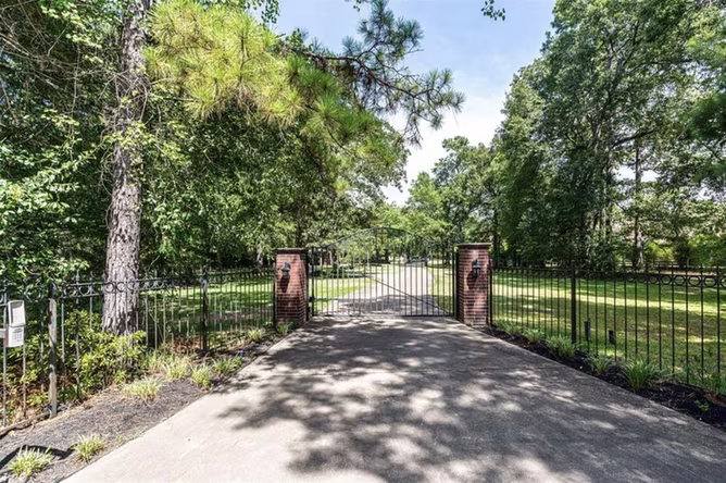 Photo of 15567 Old Conroe Road, Conroe, TX 77384