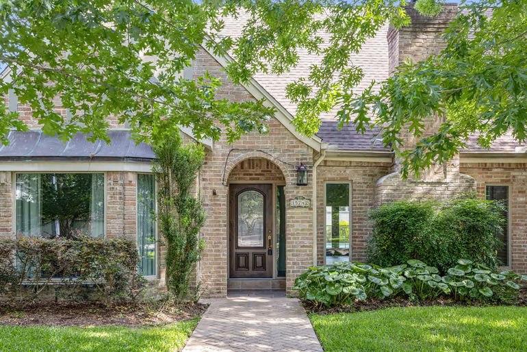 Photo 3 of 15742 Walkwood Drive, Houston, TX