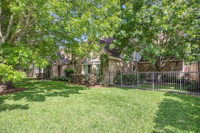 Photo 4 of 15742 Walkwood Drive, Houston, TX
