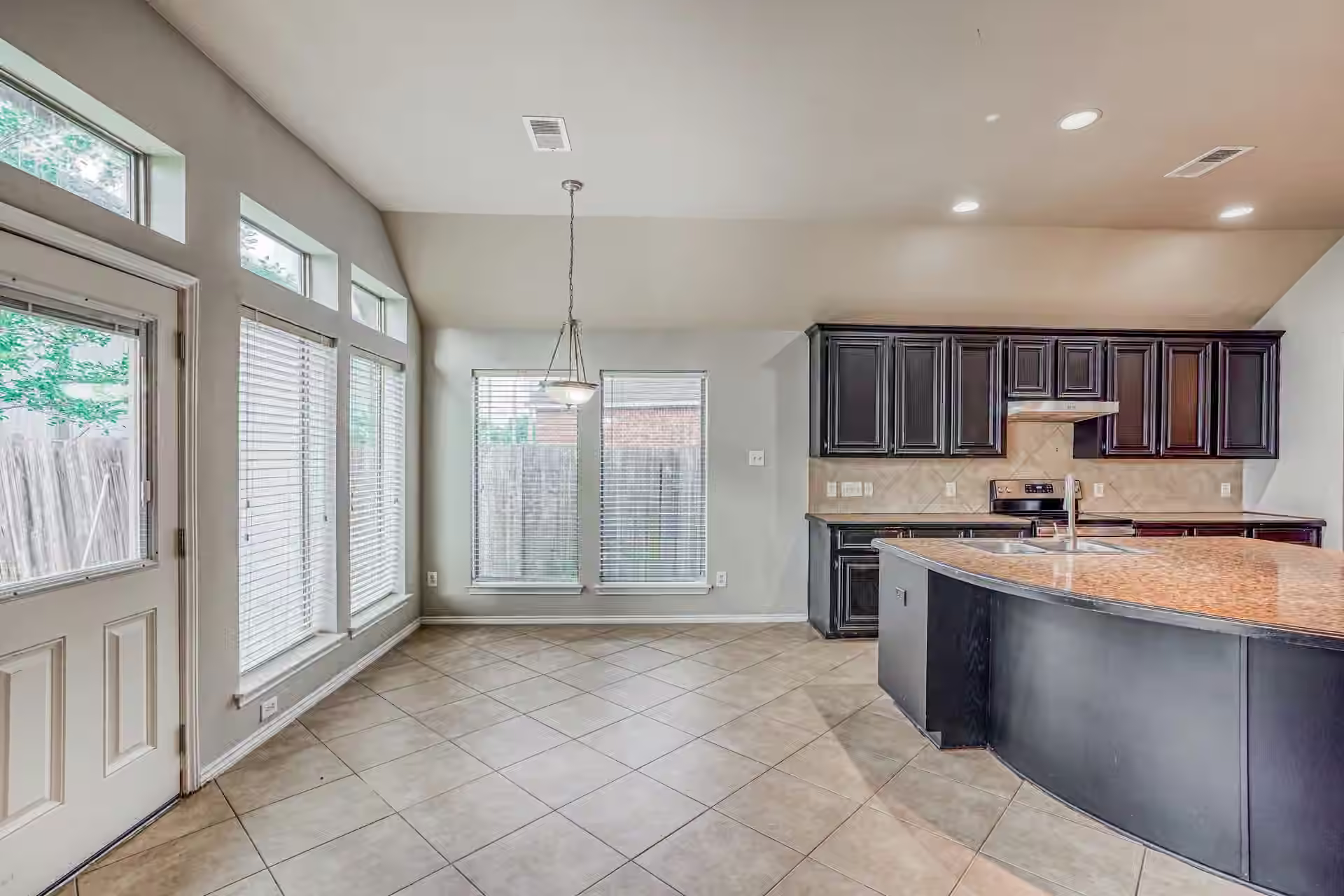 Photo 7 of 606 Red Oak Canyon Lane, La Marque, TX
