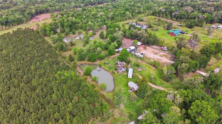 Photo 4 of 726 County Road 2078, Hull, TX