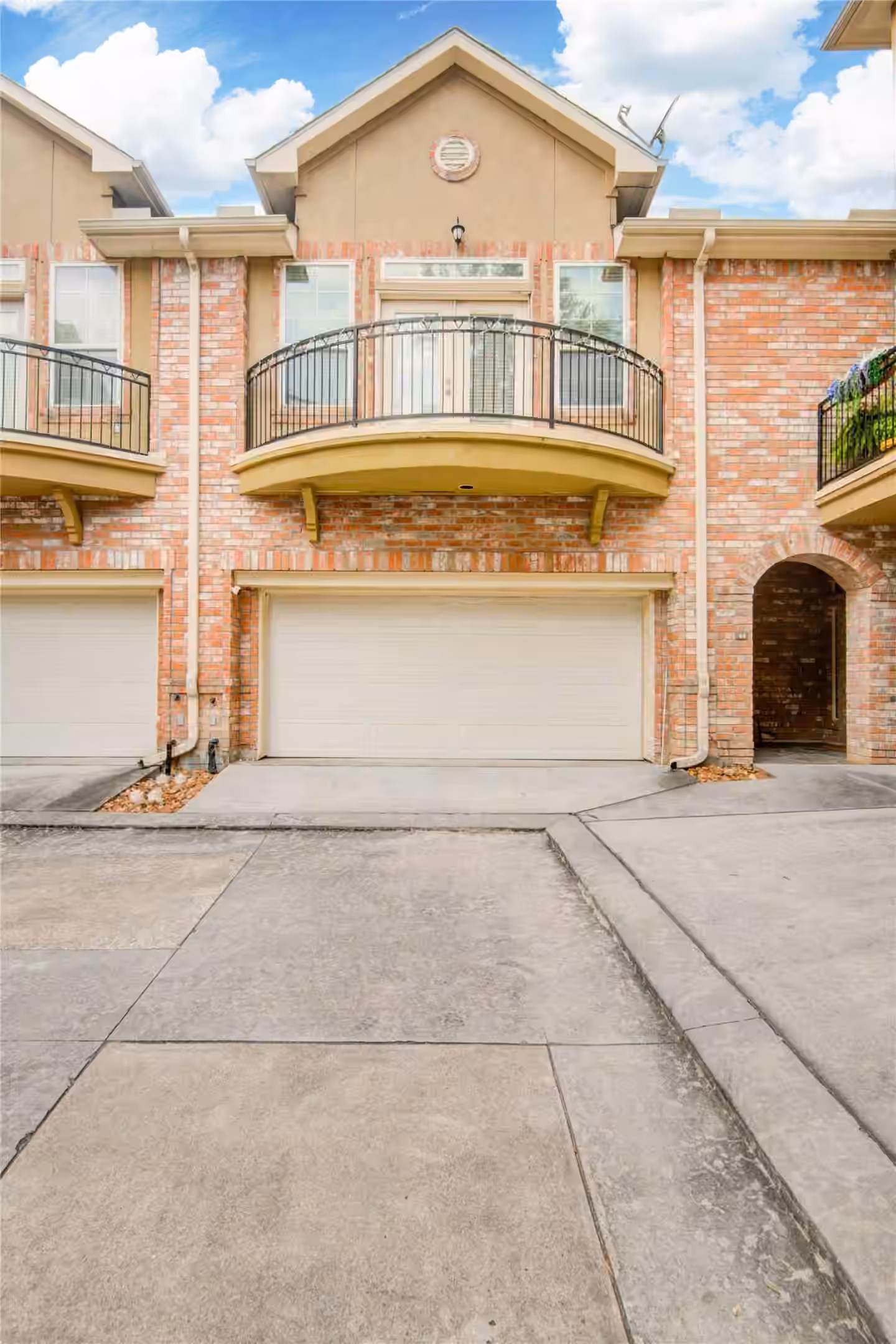 Photo 3 of 44 Versante Court, Houston, TX