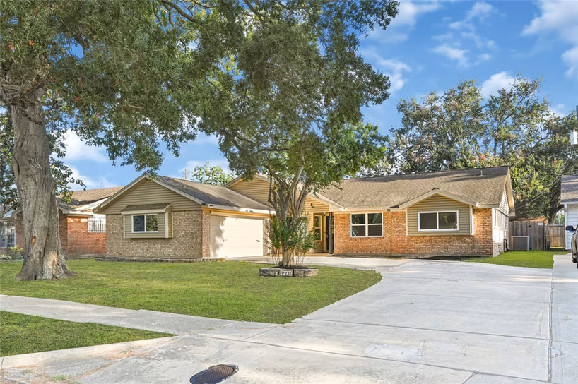 Photo 2 of 231 Ravenhead Drive, Houston, TX