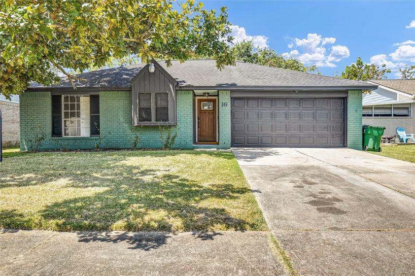 Photo of 16 Ranch House Loop, Angleton, TX 77515
