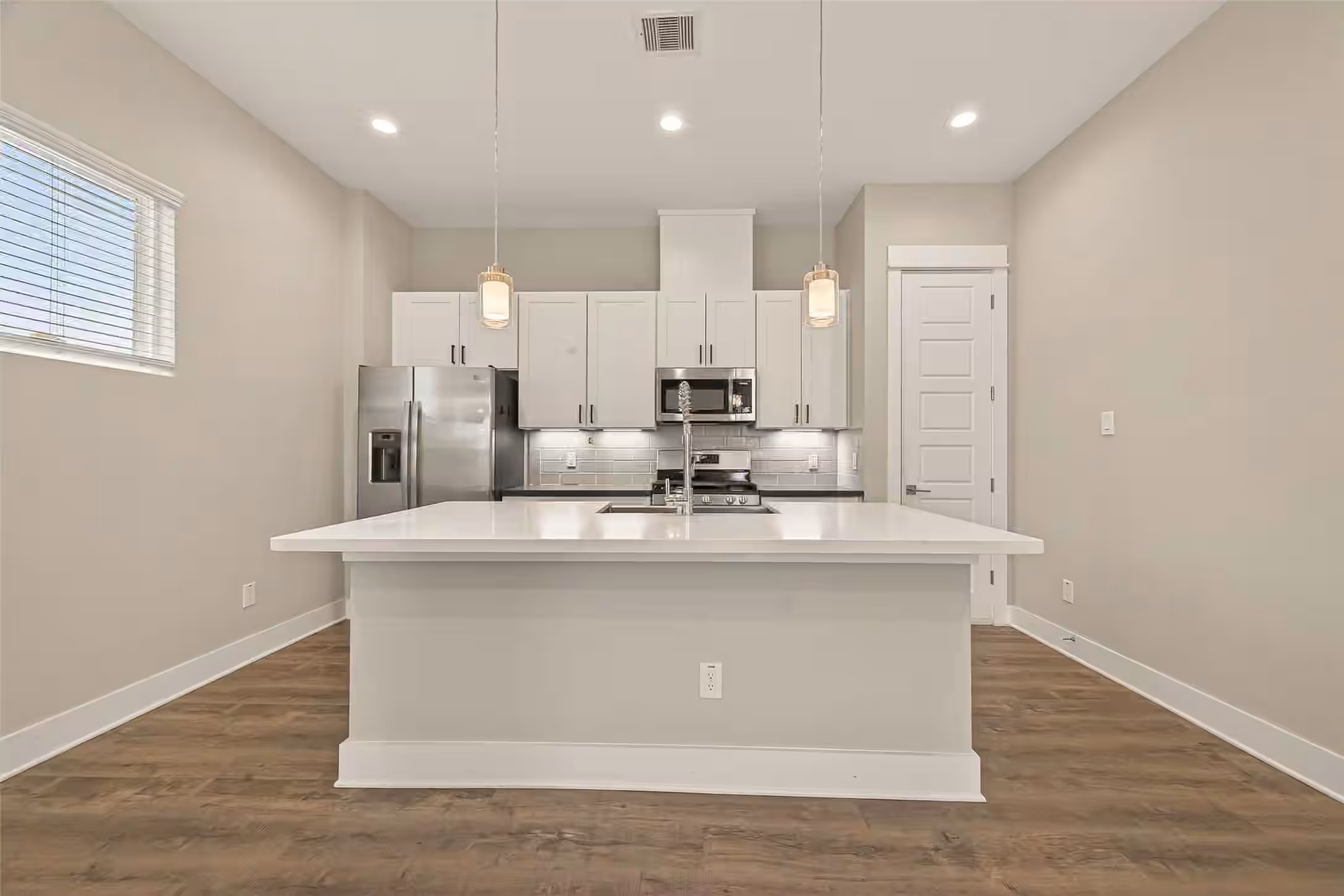 Photo 7 of 1257 W Tidwell Road, Houston, TX