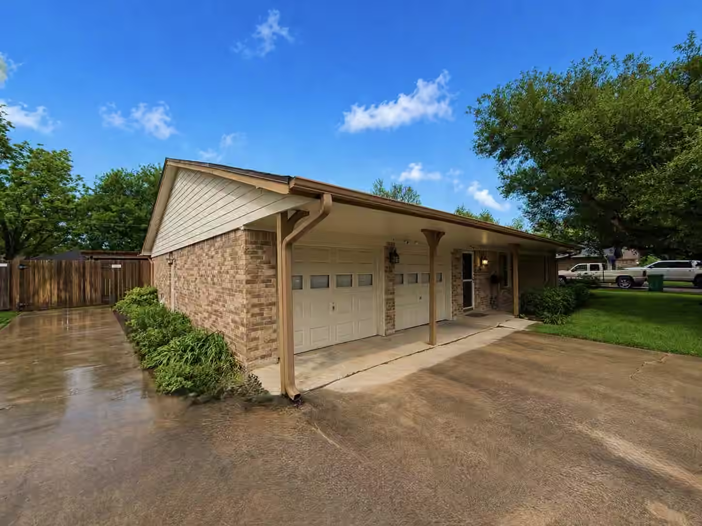 Photo of 913 Cannan Drive, Angleton, TX 77515