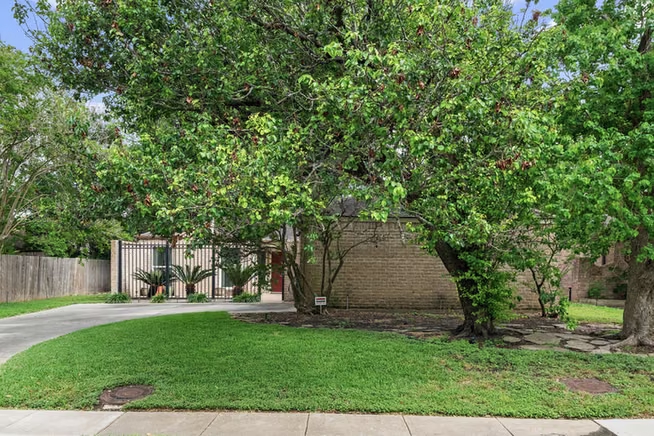 Photo 3 of 2103 Cherry Bend Drive, Houston, TX