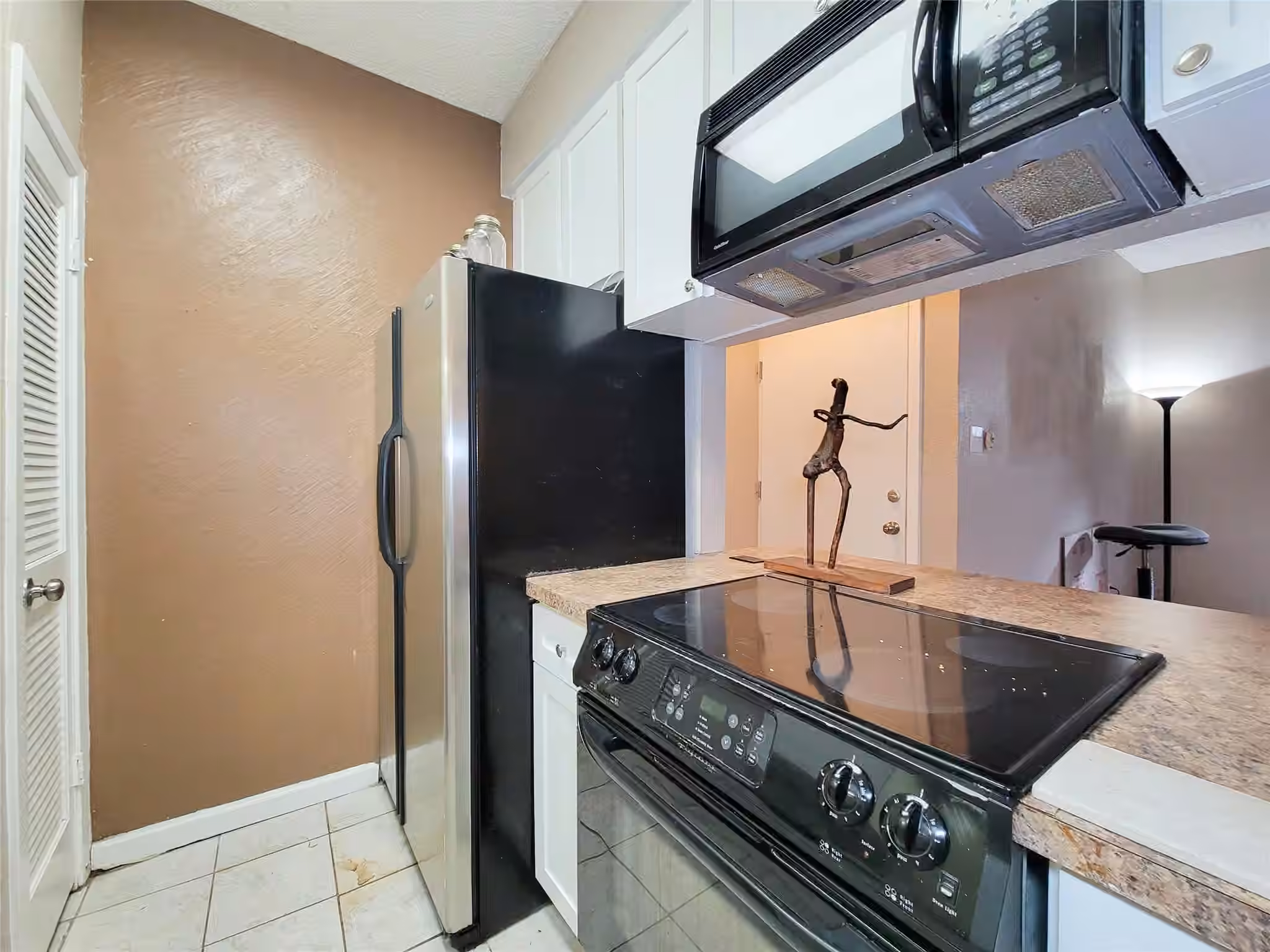 Photo 5 of 10047 Westpark Drive 21, Houston, TX
