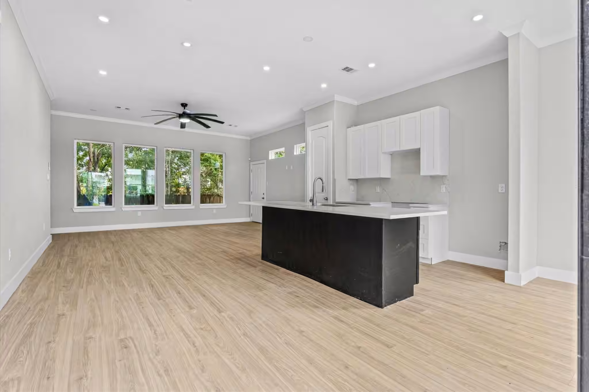 Photo 5 of 815 E 33rd Street, Houston, TX