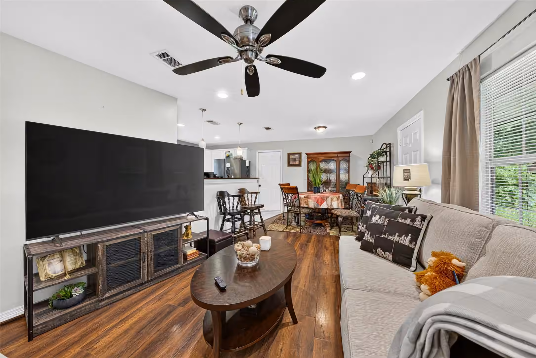 Photo 4 of 6039 Willow Glen Drive, Houston, TX