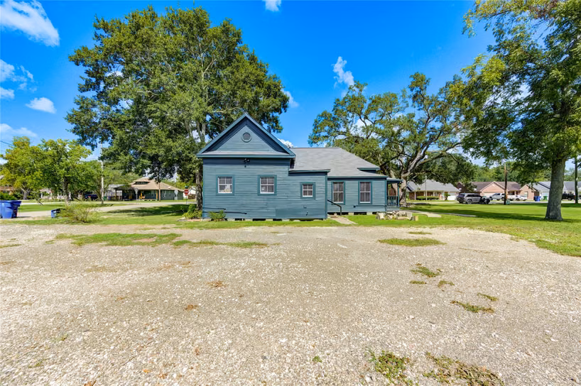 Photo 7 of 602 E Myrtle Street, Angleton, TX