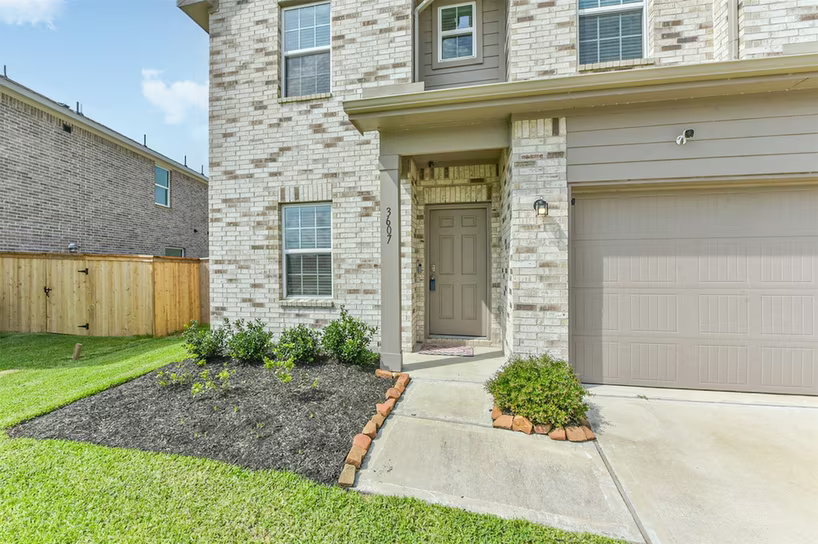 Photo 3 of 3607 Crosspointe Pass, Angleton, TX