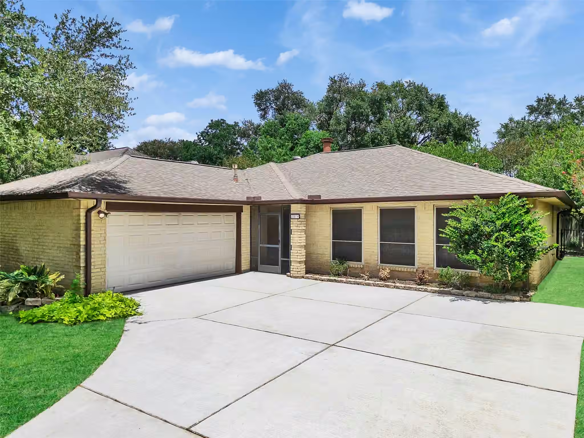 Photo 3 of 2819 Poplar Creek Lane, Pearland, TX
