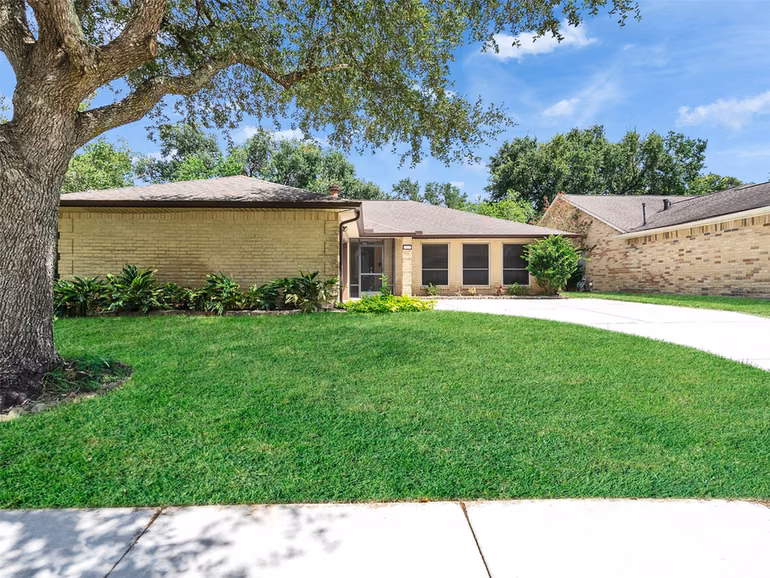 Photo 4 of 2819 Poplar Creek Lane, Pearland, TX