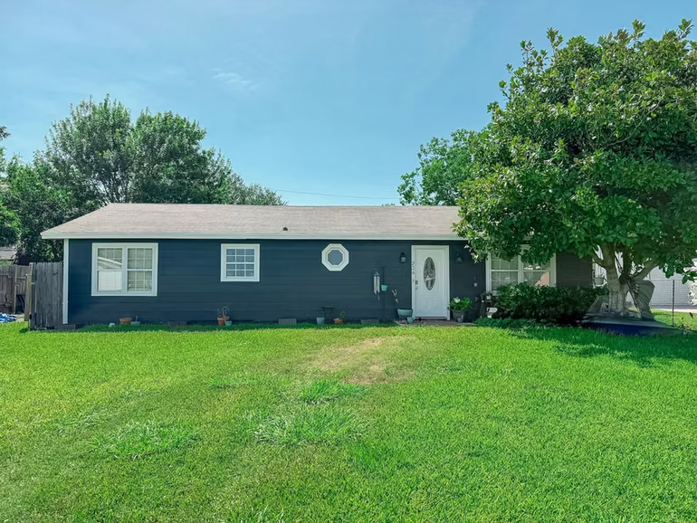 Photo of 224 Maple Drive, Hitchcock, TX 77563