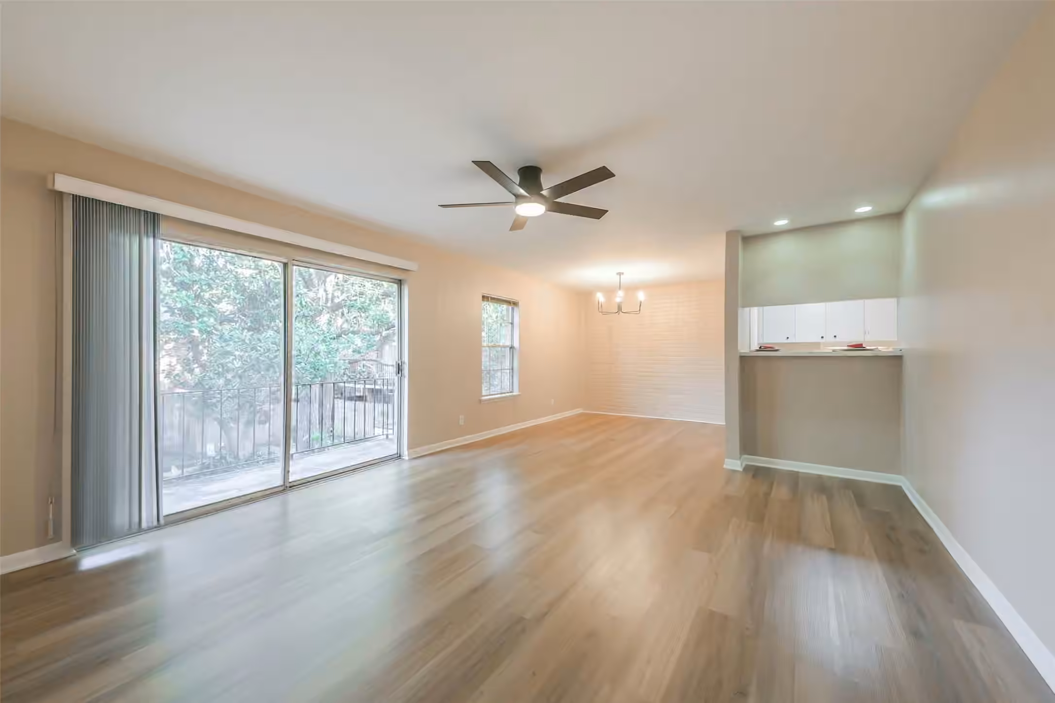 Photo 5 of 2824 Briarhurst Drive 24, Houston, TX