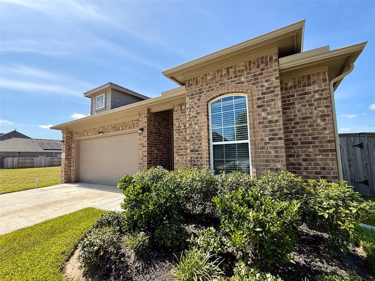 Photo 3 of 1951 Middle Pass Ln, Angleton, TX
