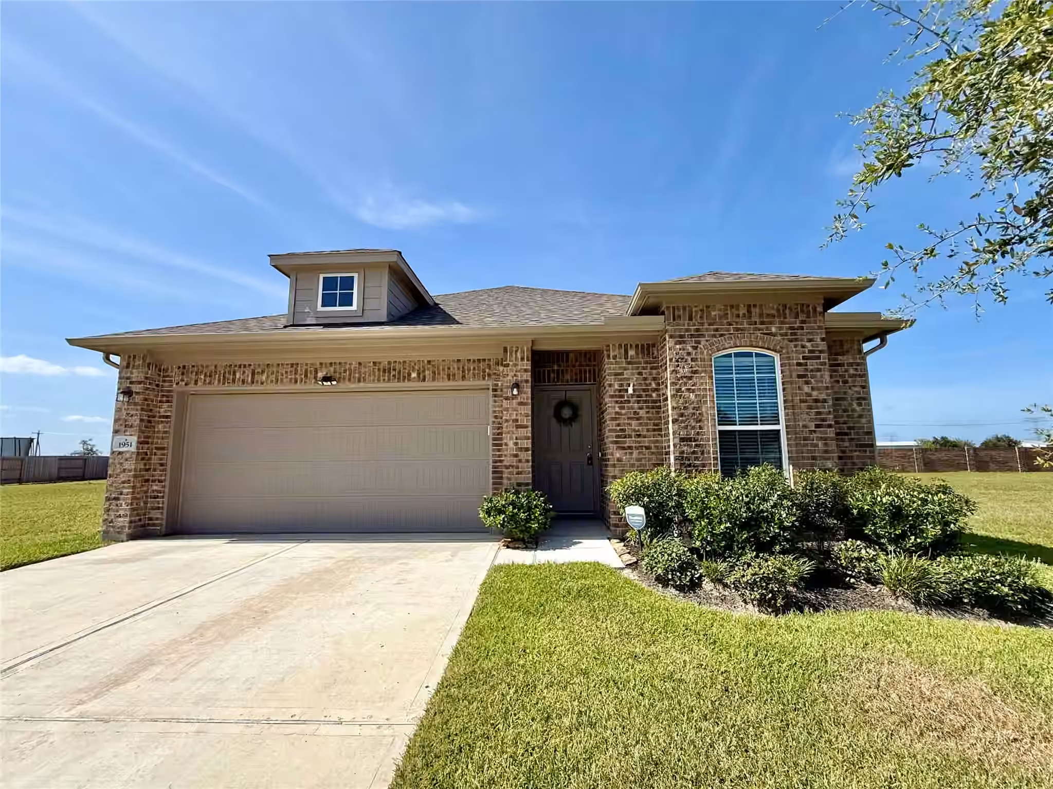 Photo 4 of 1951 Middle Pass Ln, Angleton, TX
