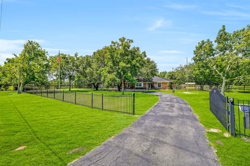 Photo 5 of 13320 County Road 184, Alvin, TX
