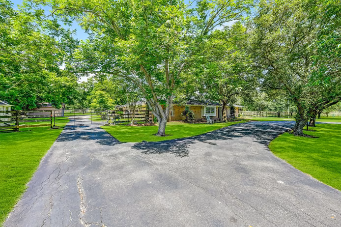 Photo 6 of 13320 County Road 184, Alvin, TX