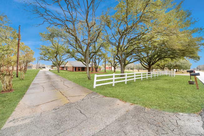 Photo 4 of 17115 County Road 831, Pearland, TX