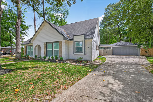 Photo 3 of 2127 Whispering Trails Circle, Kingwood, TX