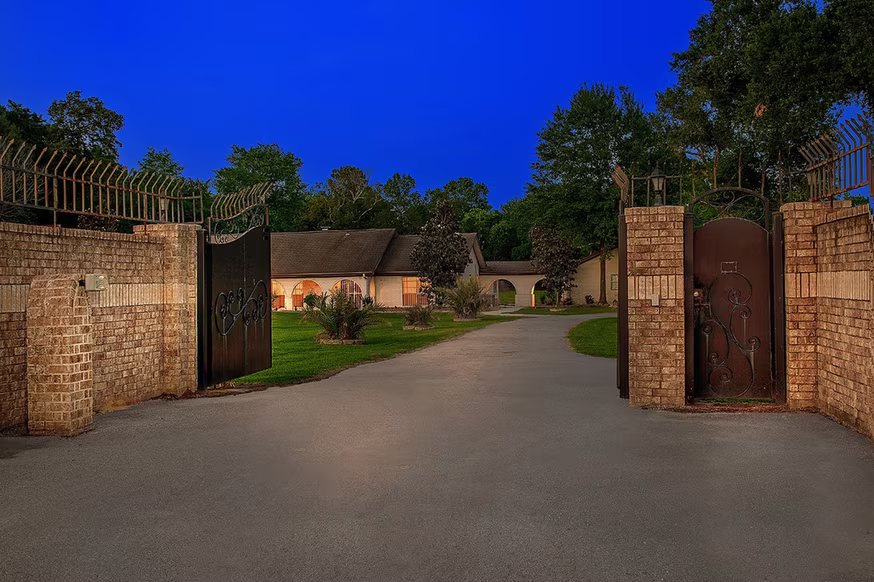 Photo 4 of 23218 Aldine Westfield Road, Spring, TX