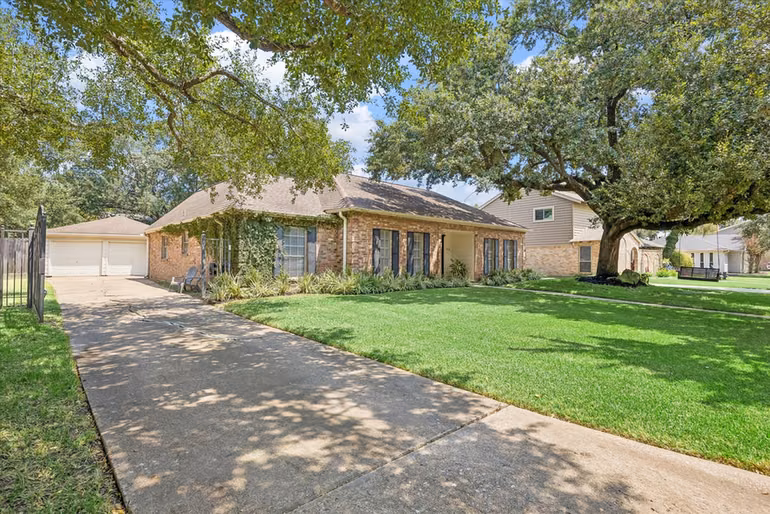 Photo 2 of 11010 Overbrook Lane, Houston, TX