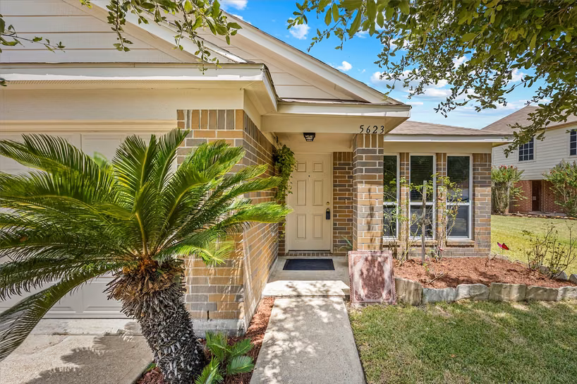 Photo of 5623 Cinnamon Lake Drive, Baytown, TX