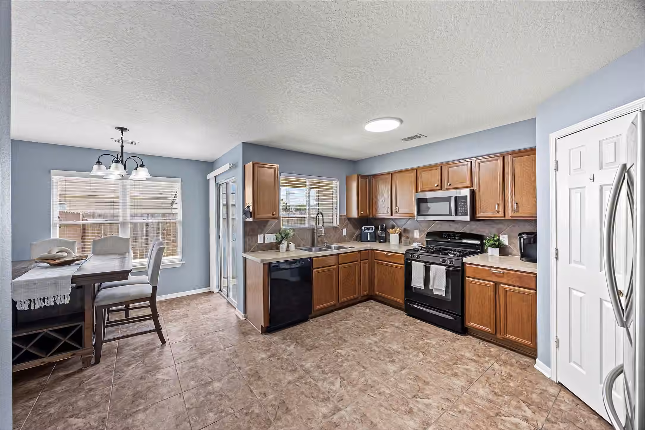 Photo 6 of 5623 Cinnamon Lake Drive, Baytown, TX