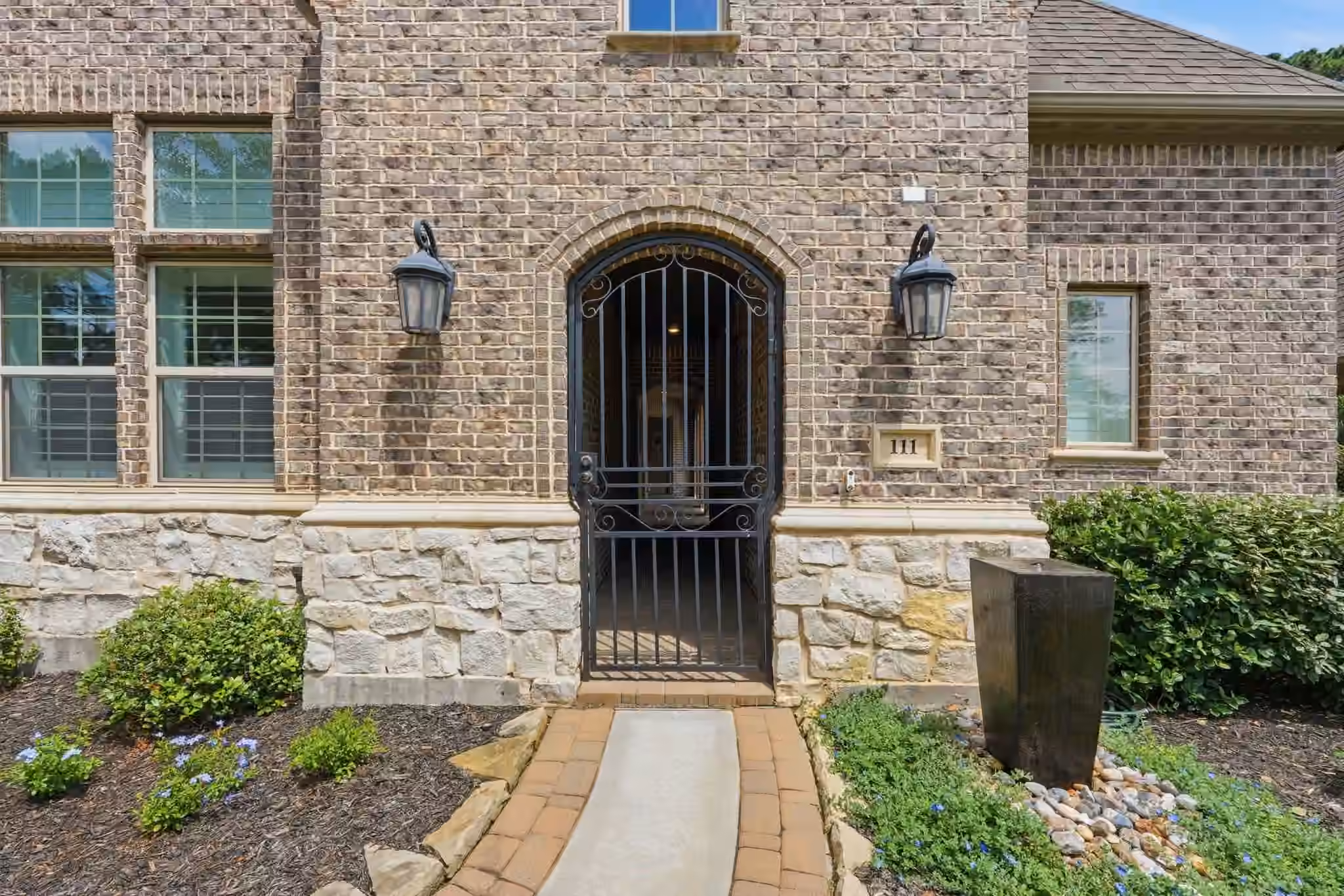 Photo 2 of 111 N Bimini Twist Circle, The Woodlands, TX