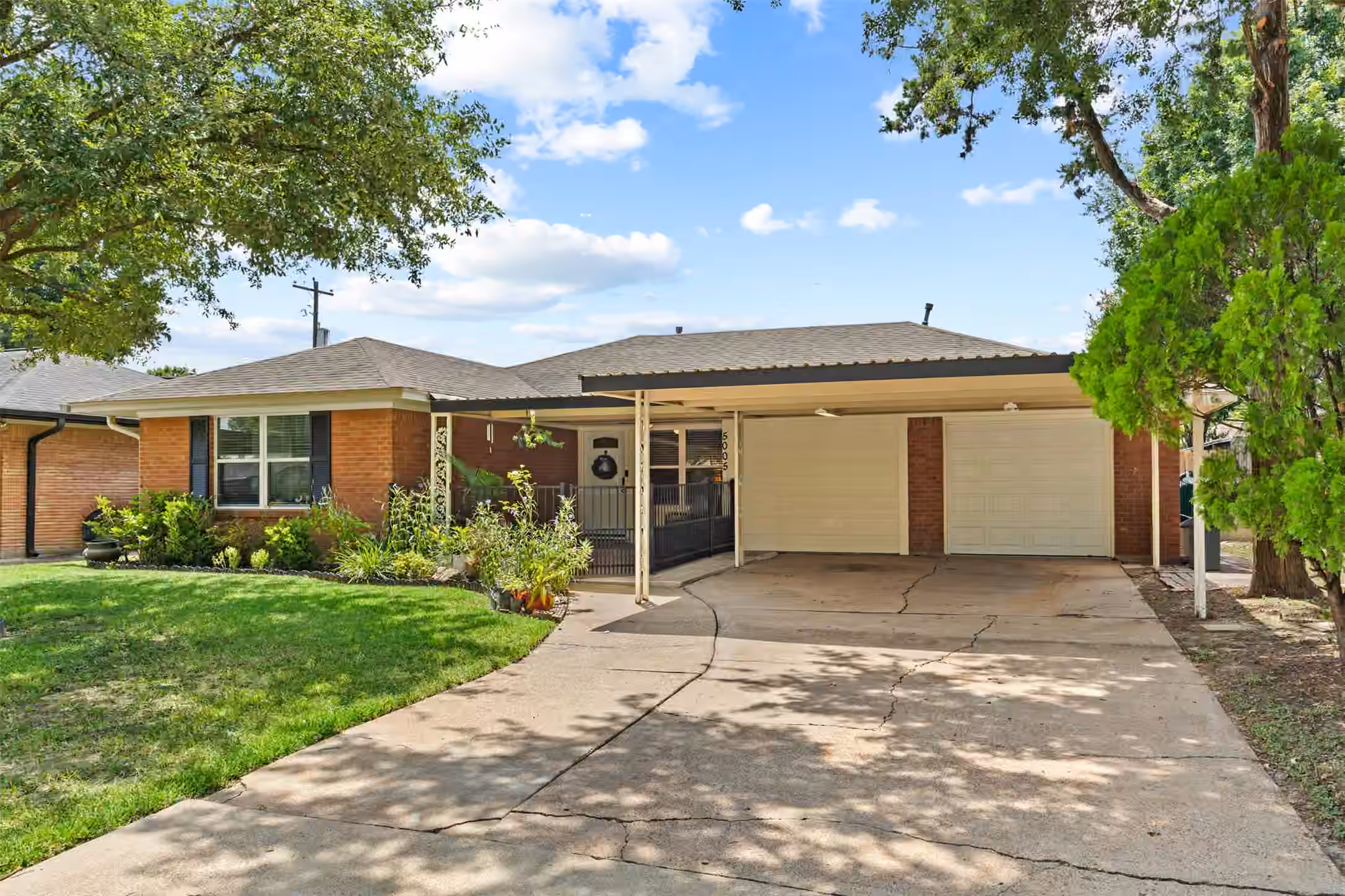 Photo 2 of 5005 W 43rd Street, Houston, TX