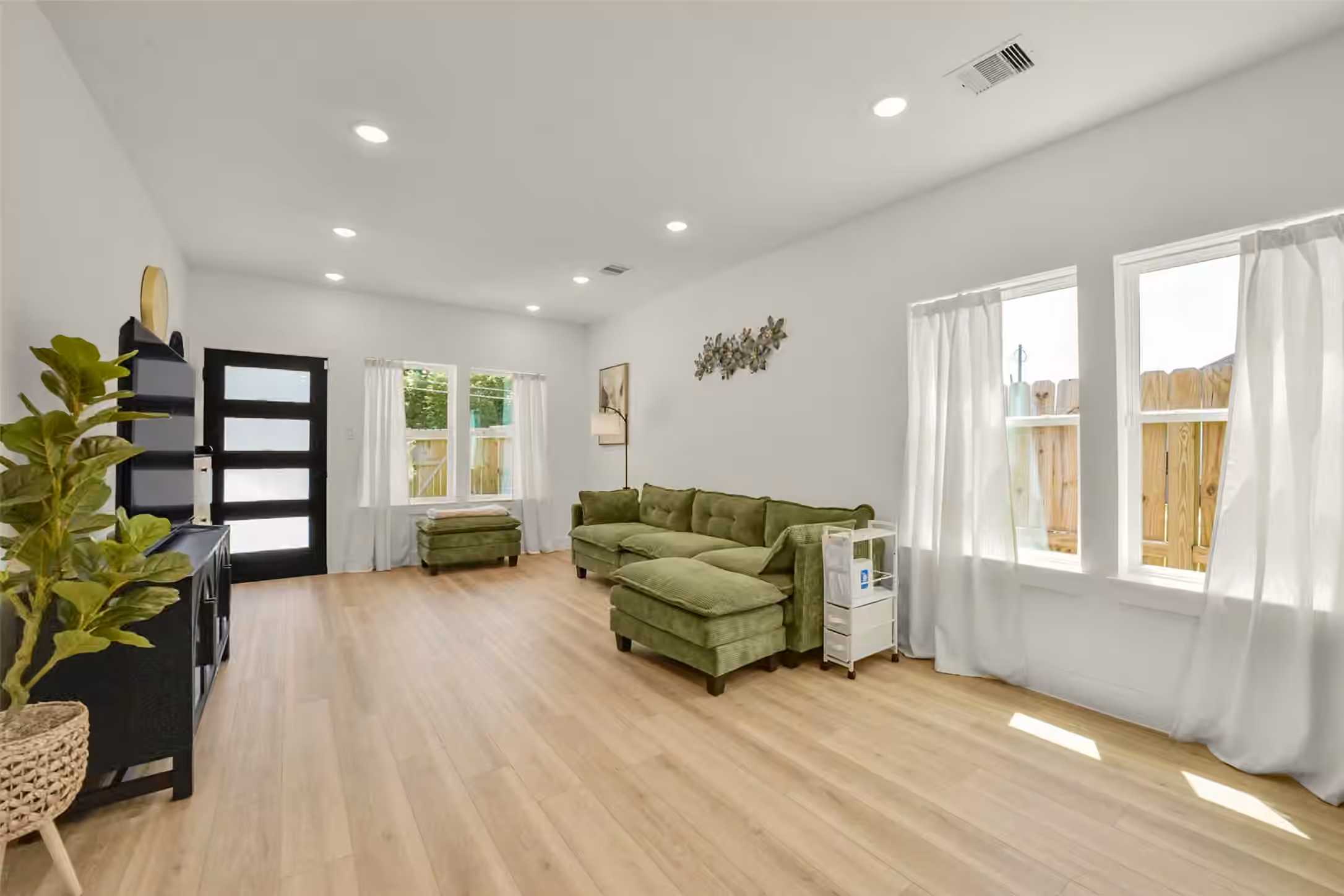 Photo 5 of 9525 Beckley Street, Houston, TX