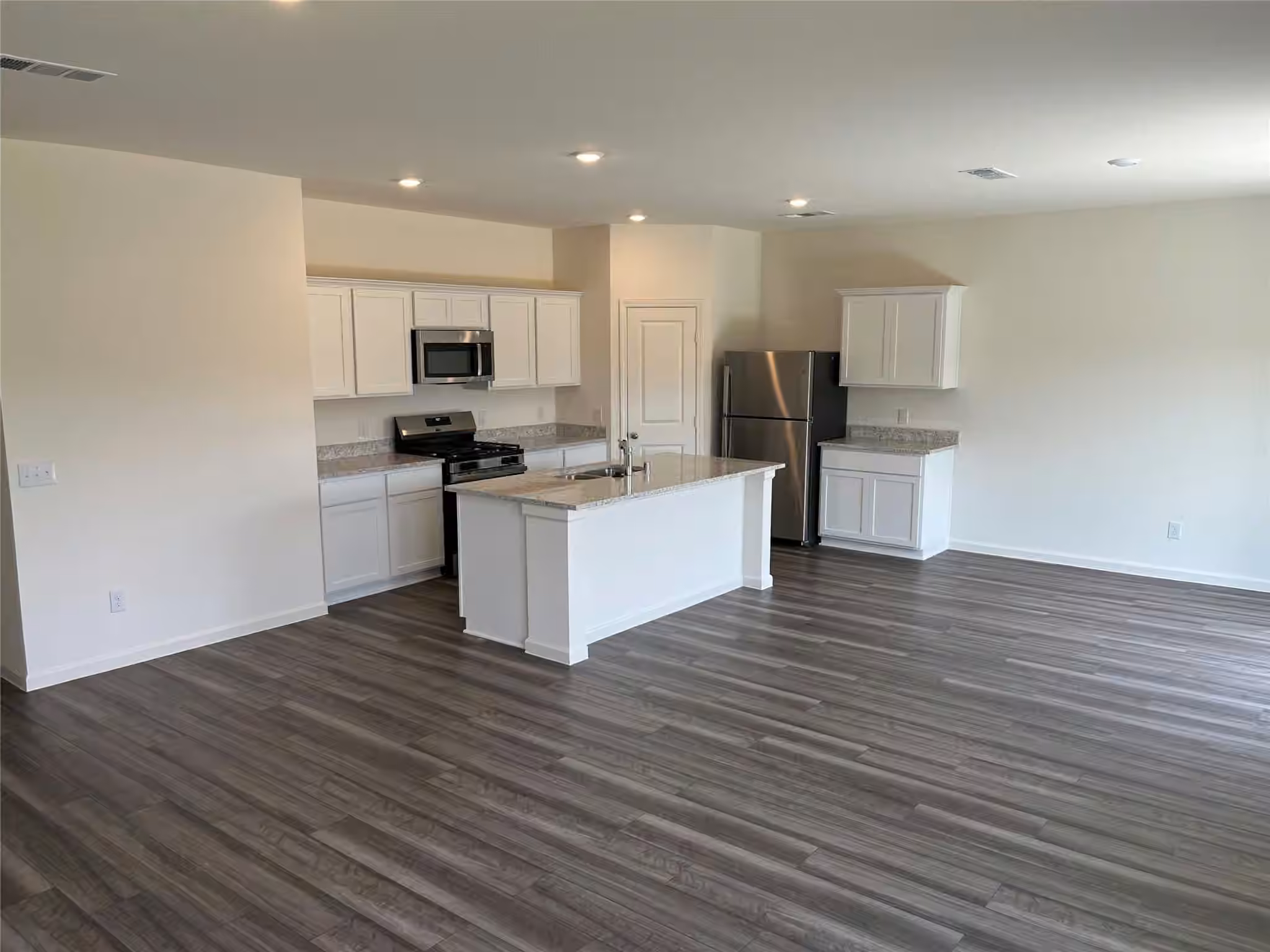 Photo 2 of 5642 Shelford Birch Drive, Conroe, TX