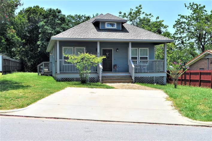 Photo 5 of 913 Independence Street, Brenham, TX