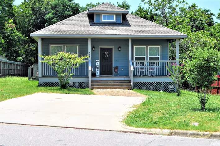 Photo 6 of 913 Independence Street, Brenham, TX