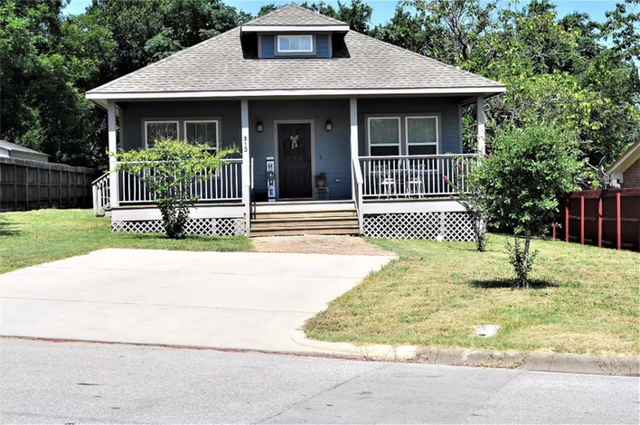 Photo 7 of 913 Independence Street, Brenham, TX