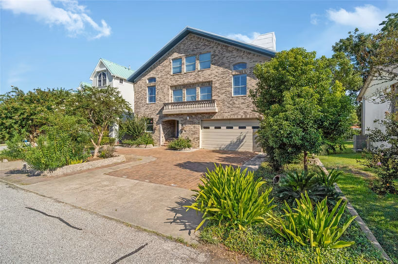 Photo of 418 Bay Colony Drive, La Porte, TX 77571